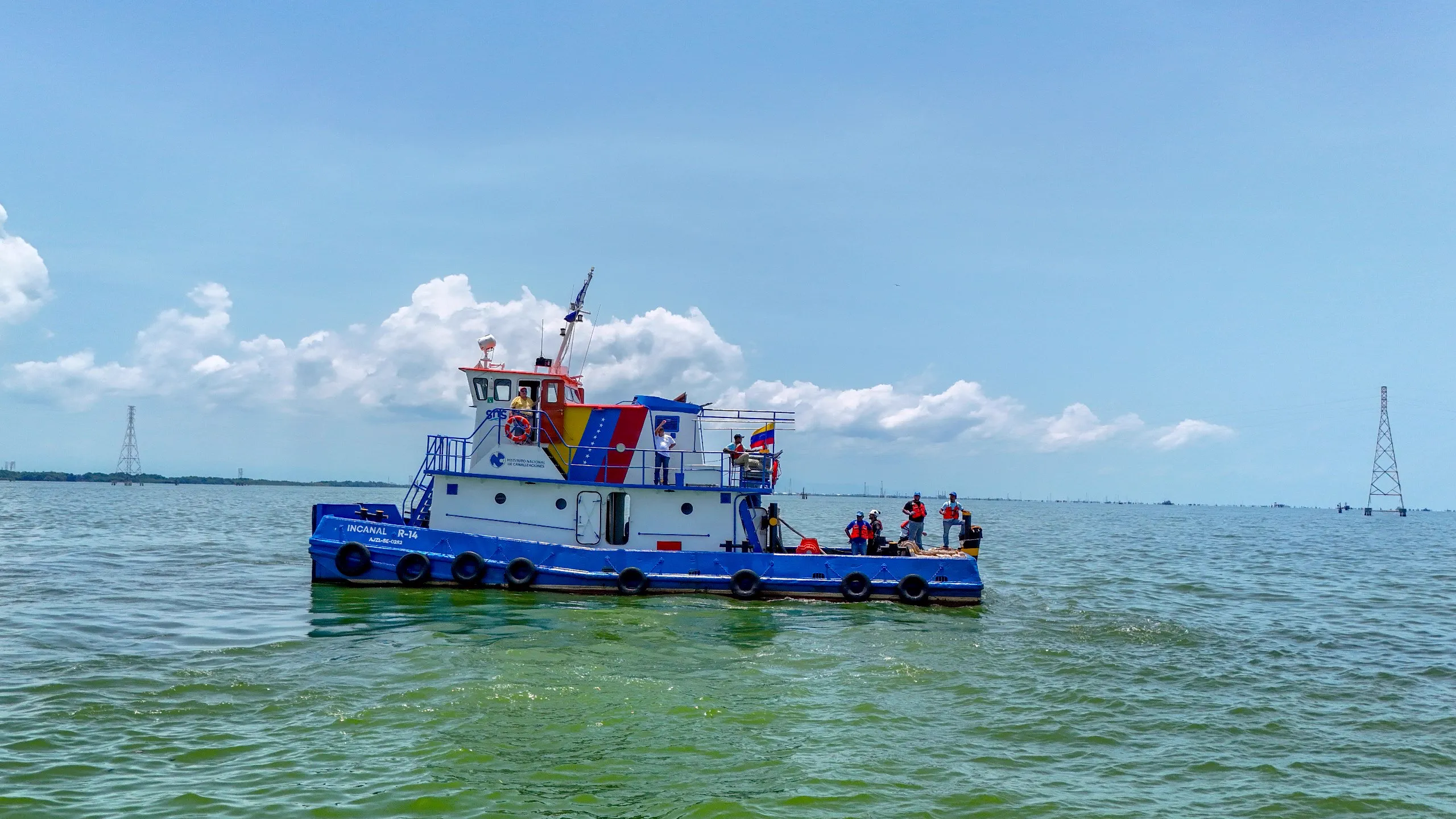Transporte lacustre de equipos y personal