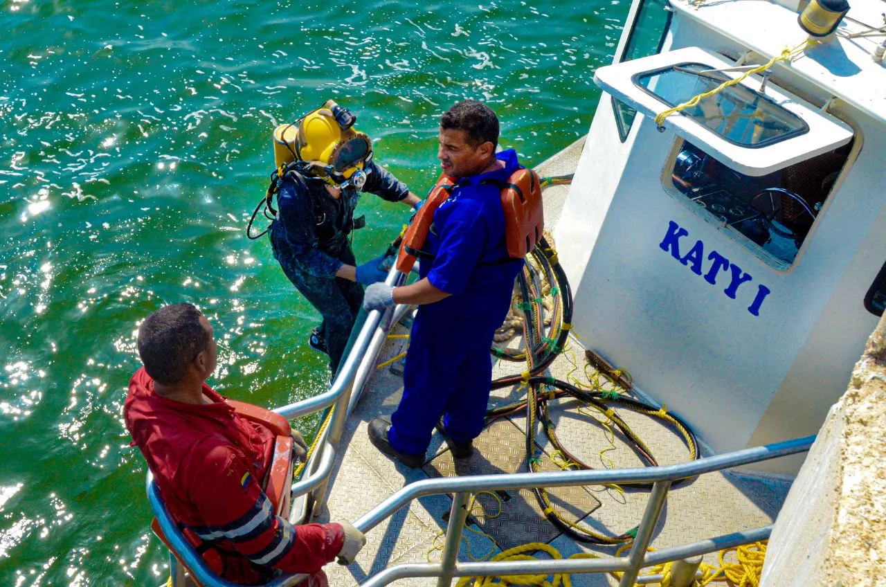 Barcaza de apoyo sobre el espejo de agua